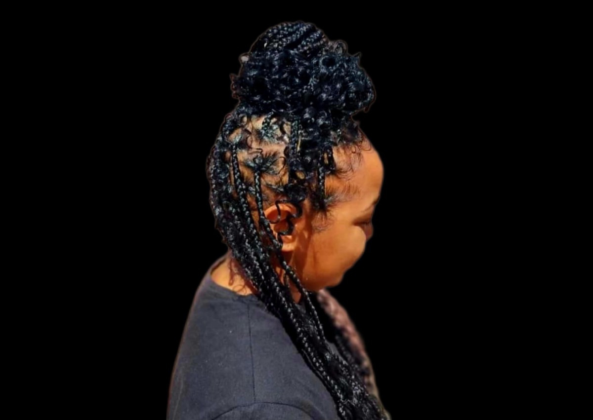 Knotless braids with curly ends 