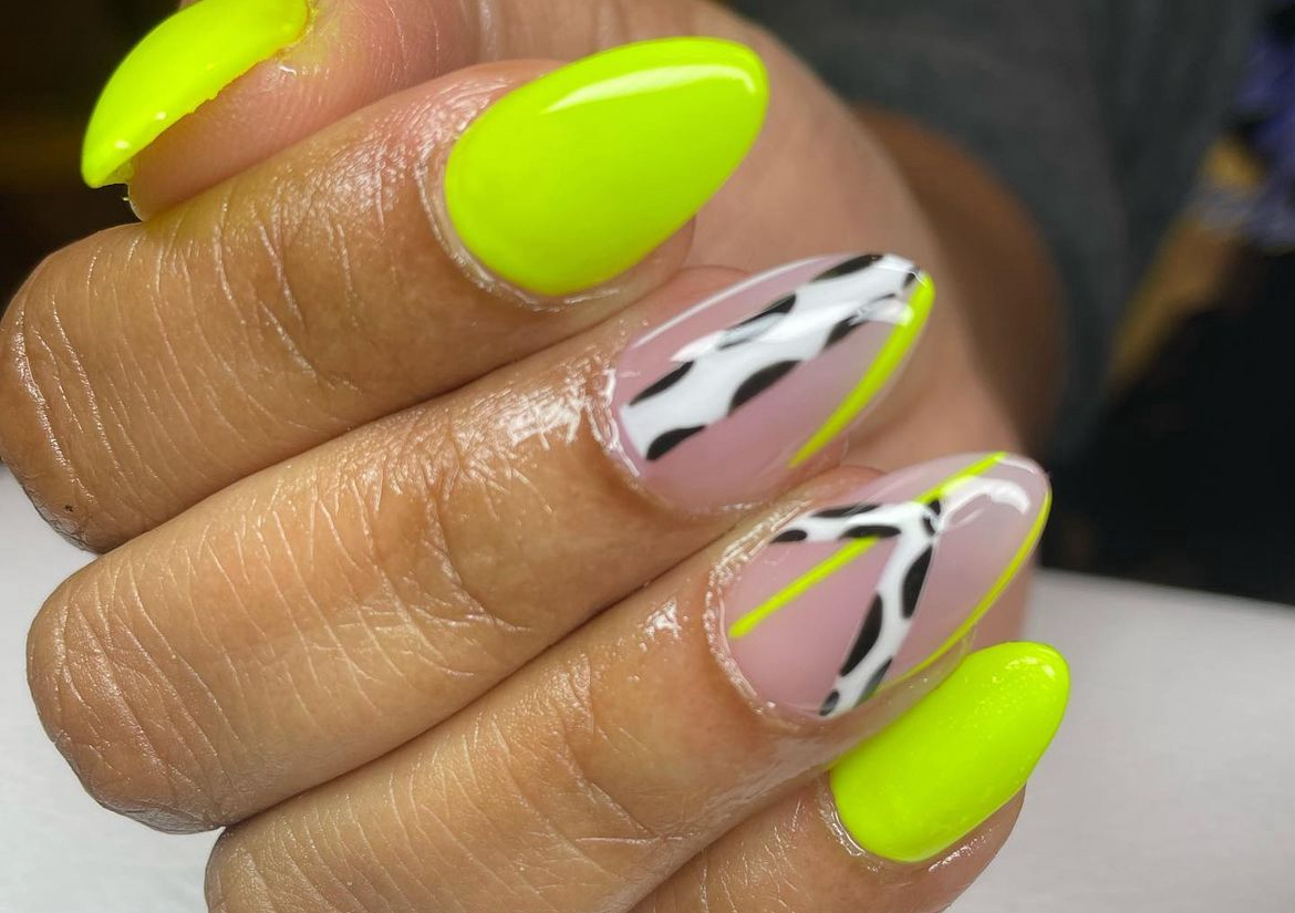 🌹Full set Semi Simple 4 finger designs 2 designs on each hand (short to medium)