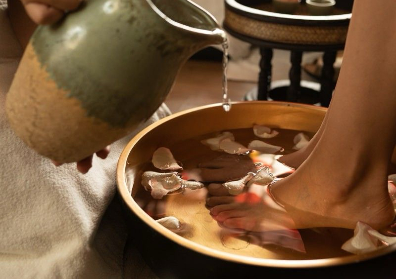 Spa de pés com pedicure e verniz gel