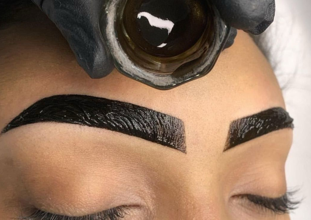 Design de sobrancelha + Henna