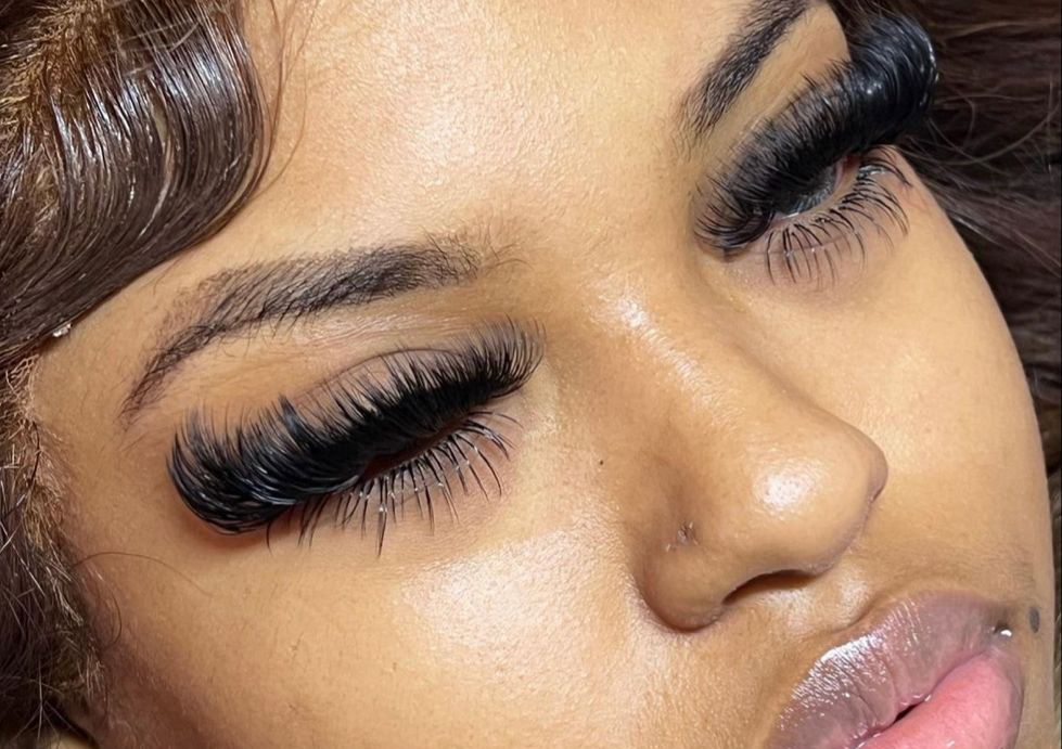 Wispy Volume + bottom lashes 