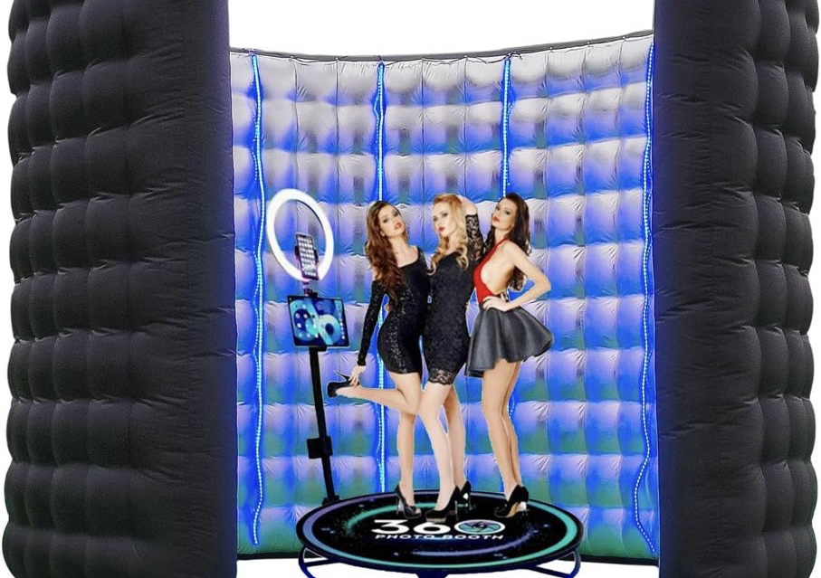 🎉📸 You can customize your photo booth experience by choosing between our two exciting booth styles