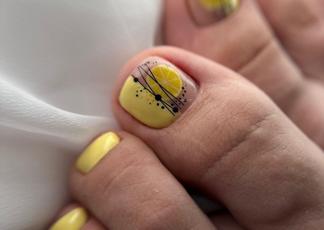 Pedichiura estetica cu oja semipermanenta