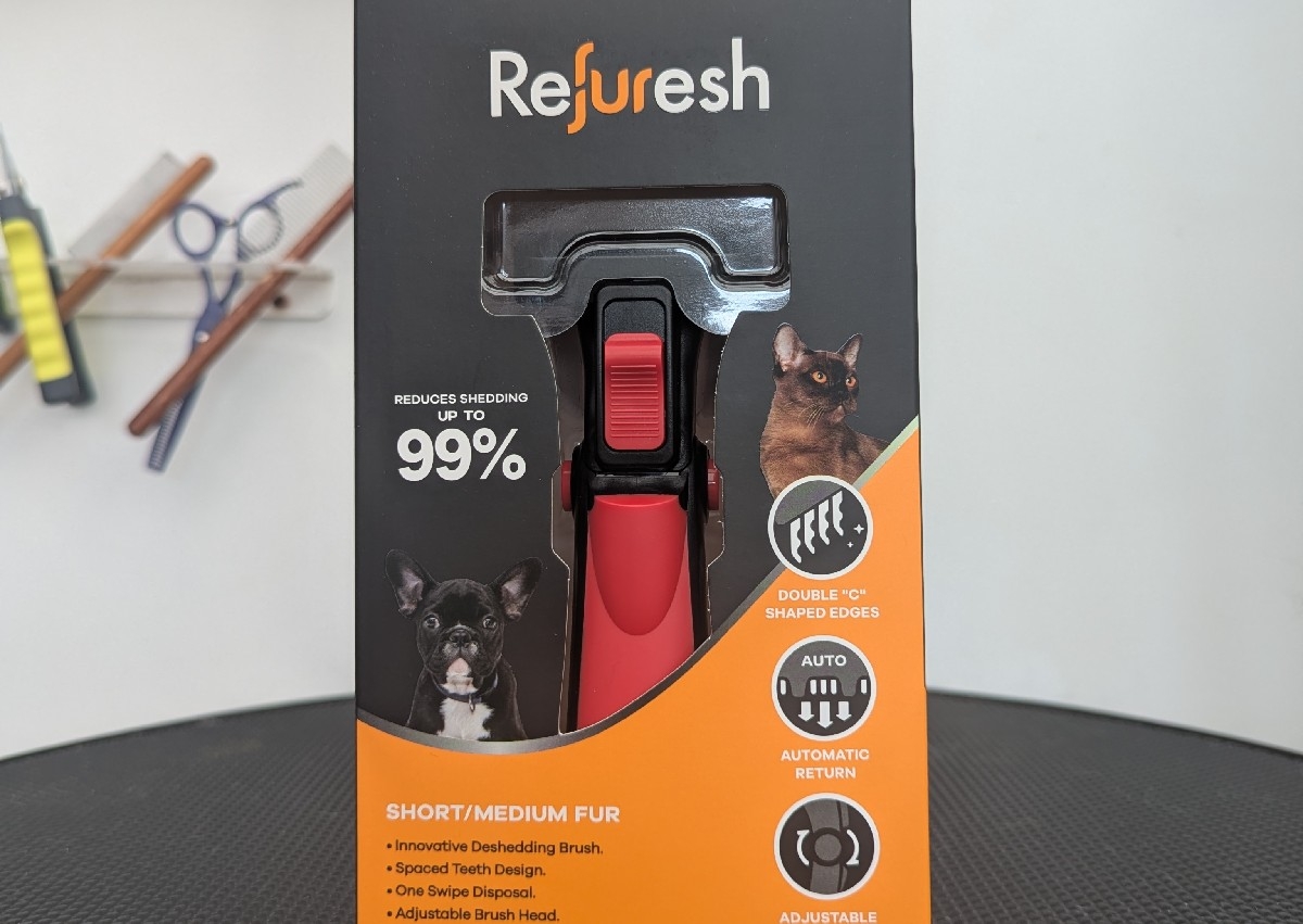 Refuresh Desheding Brush for Cats and Dogs - Short/ Medium Hair