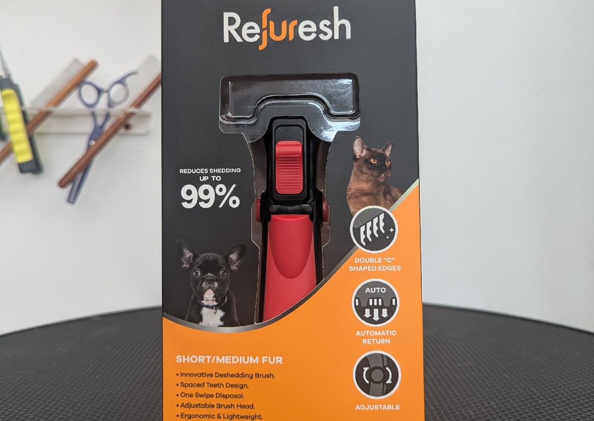 Refuresh Desheding Brush for Cats and Dogs - Short/ Medium Hair