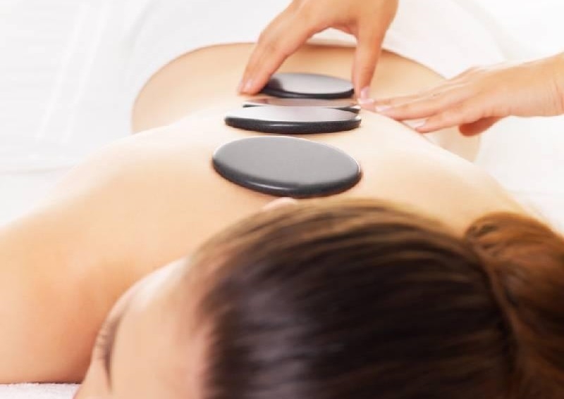 Terapia con piedras calientes espalda