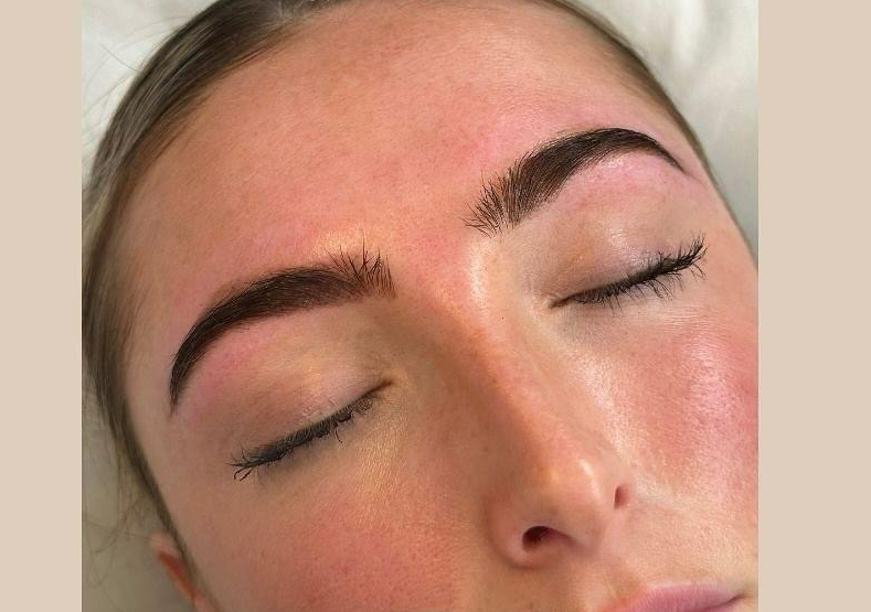 Eyebrow wax & tint 