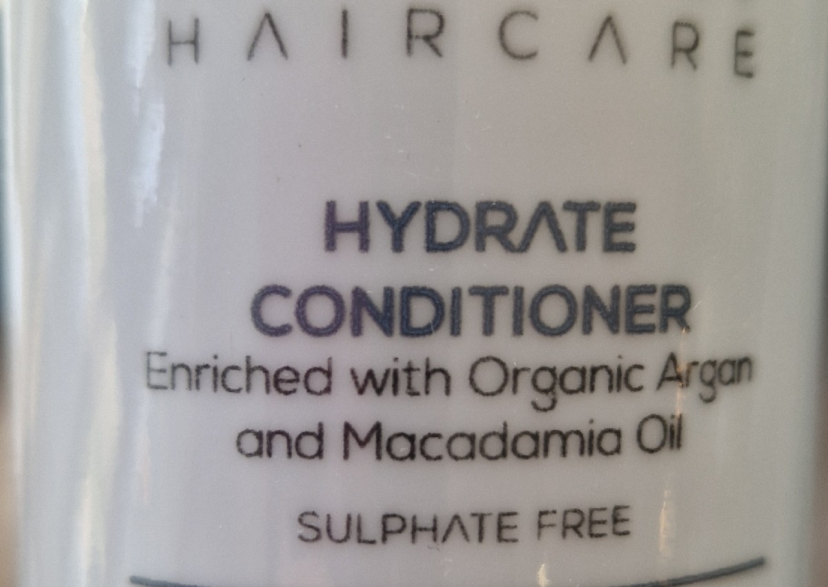 Hydrating conditioner for hair extensions
