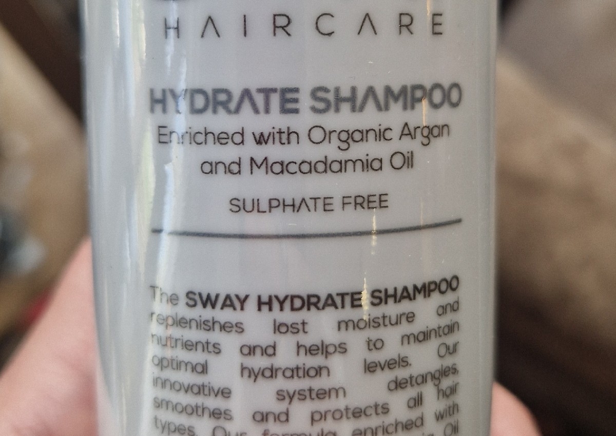 Hydrate shampoo for hair extensions