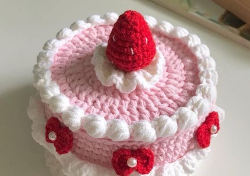 CROCHETED CAKE