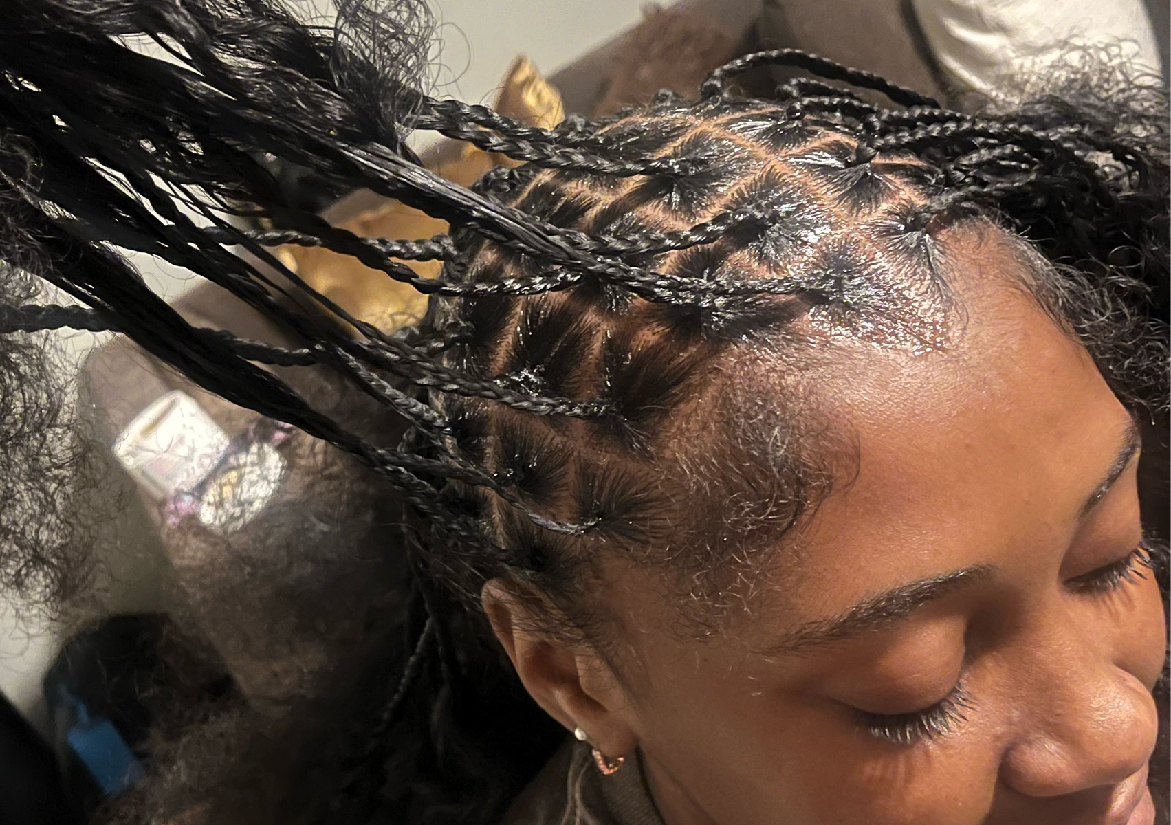 Medium knotless parting
