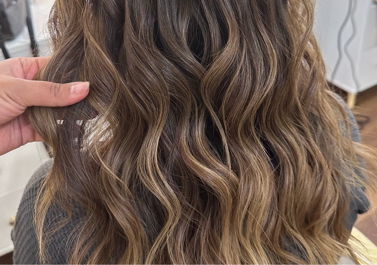 Wash and blowdry w/ curls 