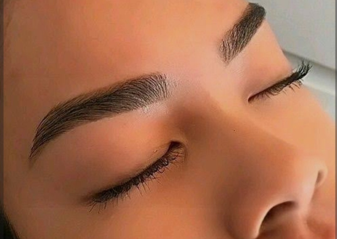 Diseño y tinte de cejas con henna 