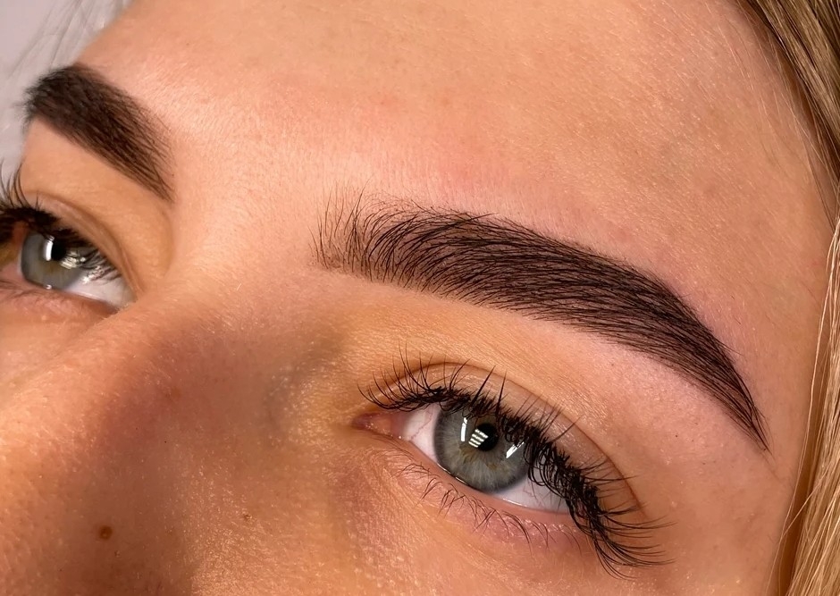 Diseño, depilación y tinte de cejas con henna o tinte hibrido 