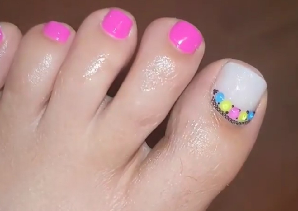 Esmalte gel en uña de pies con diseño.