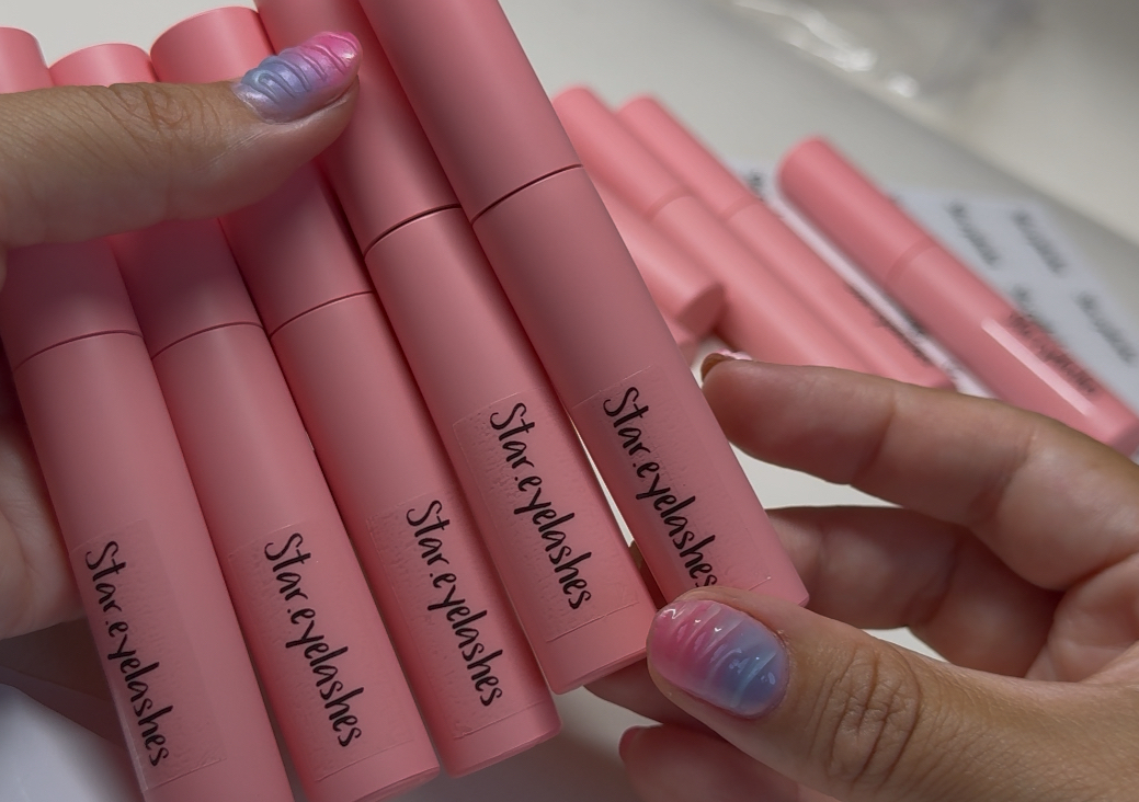 Wispy mascara applicator