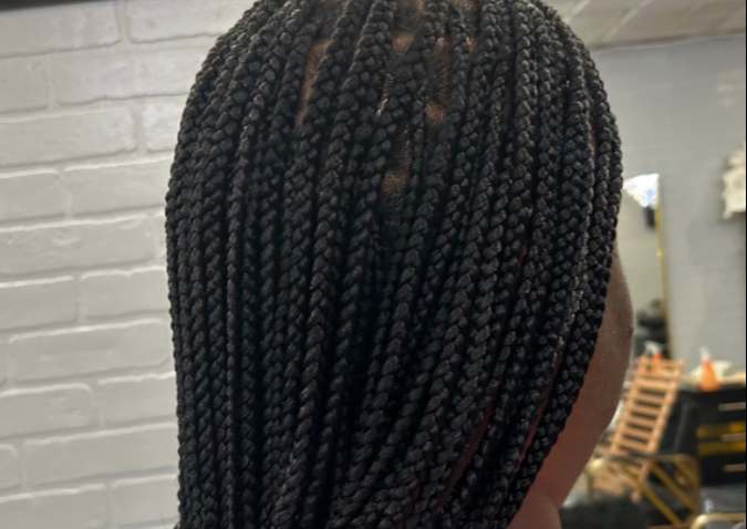 MEDIUM KNOTLESS BRAIDS