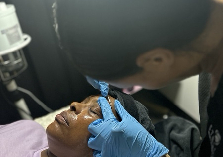 Signature luxe facial + Massage (45 min)