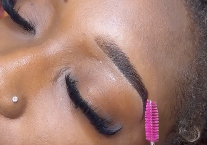 Henna brows + Shaping ( lasts 10- 14 days) 