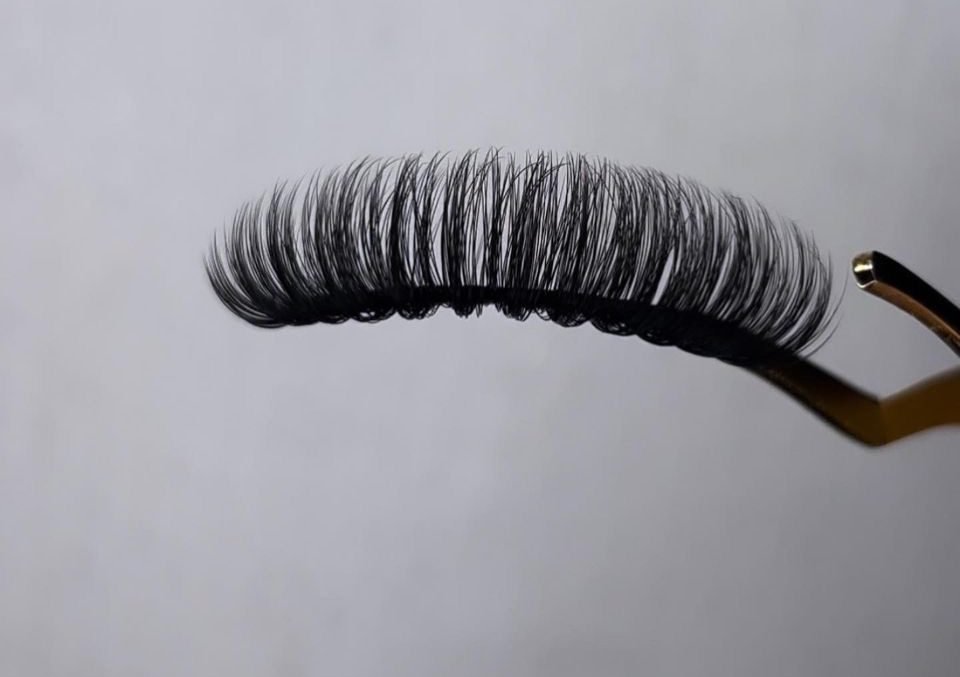 Strip on lashes