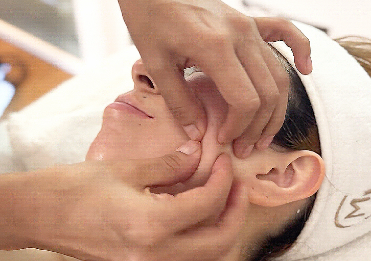 Lifting facial con masaje manual y aparatologia 