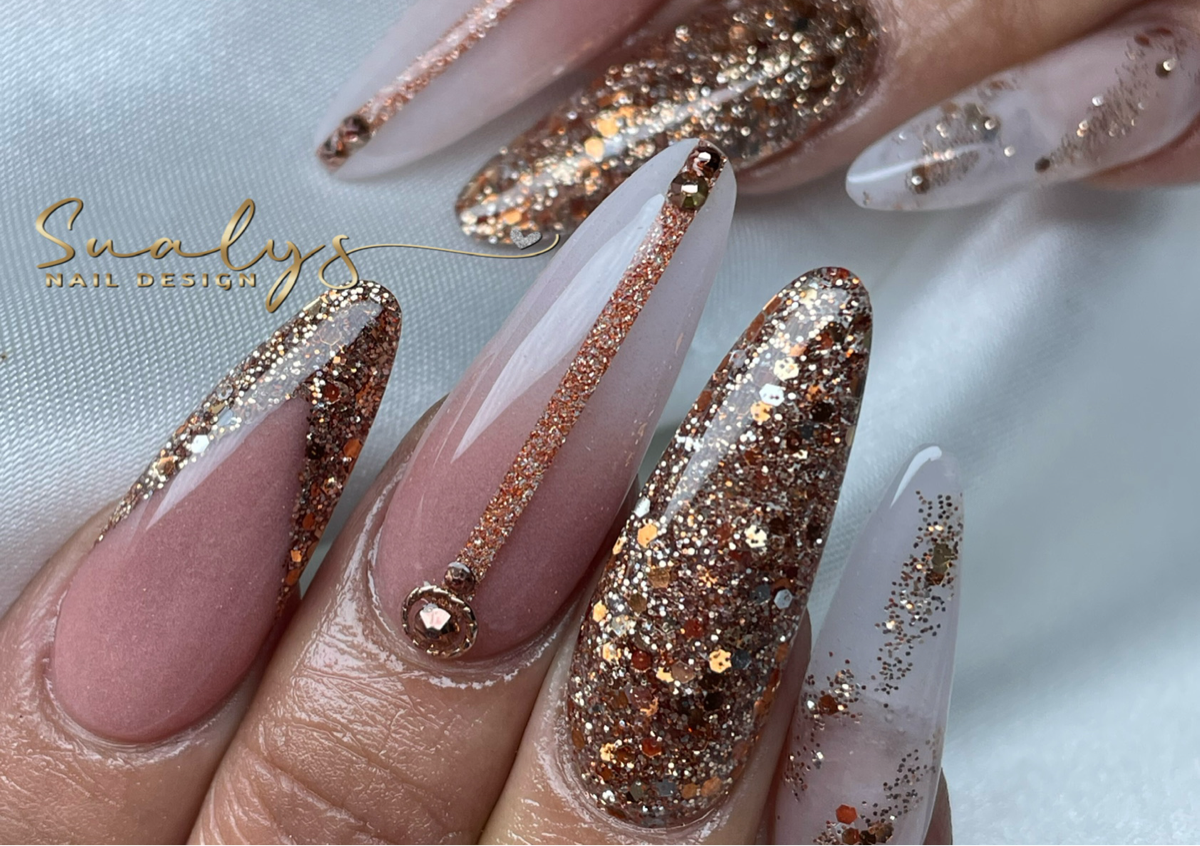 Uñas almendra largas (long almond nails)