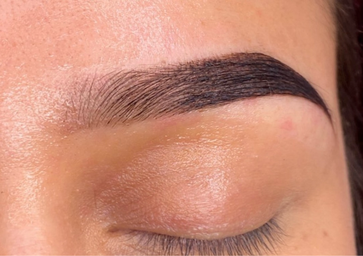 Diseño de cejas en henna 