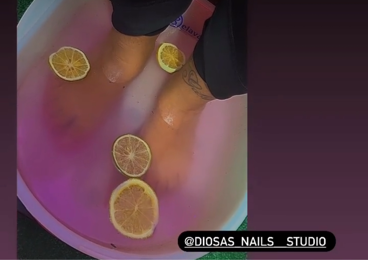 Pedicura regular,  con esmalte regular en clear 