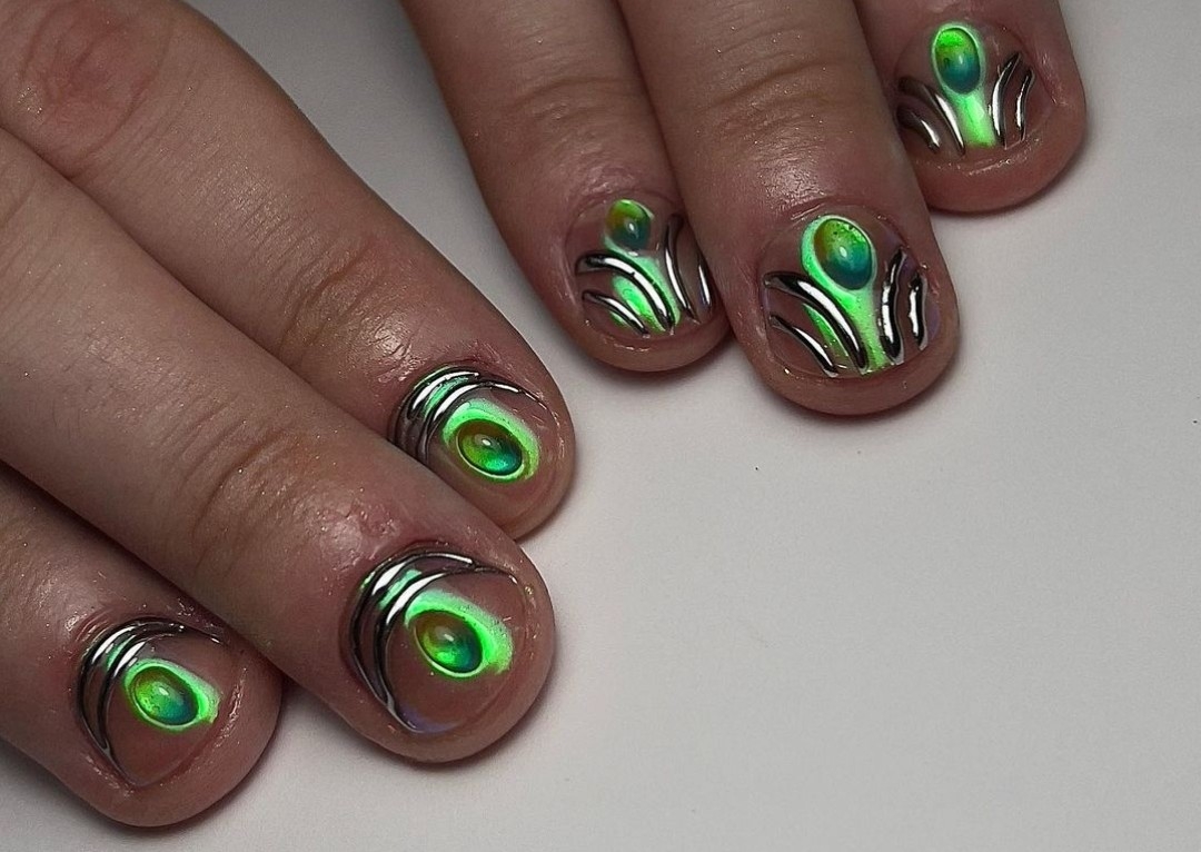 Medium/ complex nail art 