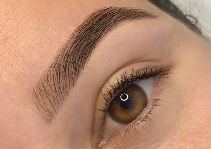 Depilación de cejas con tinte híbrido