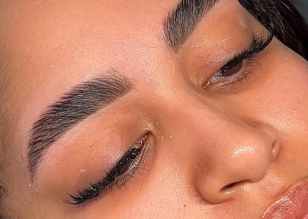 Laminado de cejas con tinte híbrido