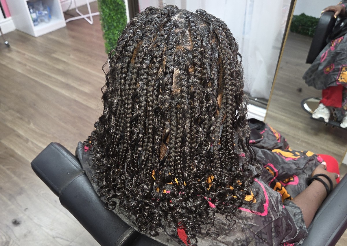 Medium Boho Knotless Bob Braids 