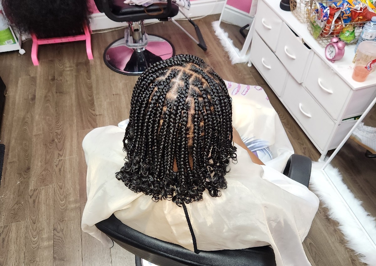 Medium Knotless Bob Braids (Curly ends)