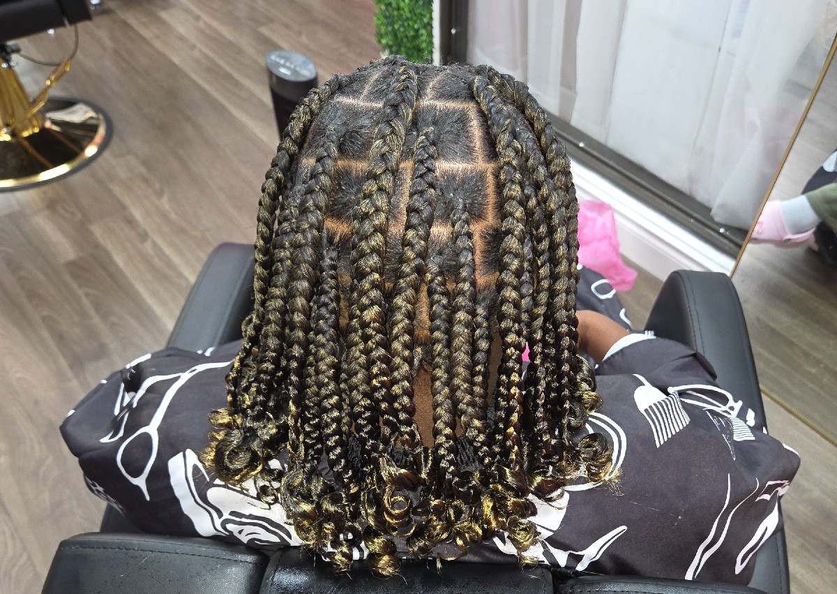 Large Knotless Bob Braids with Curls