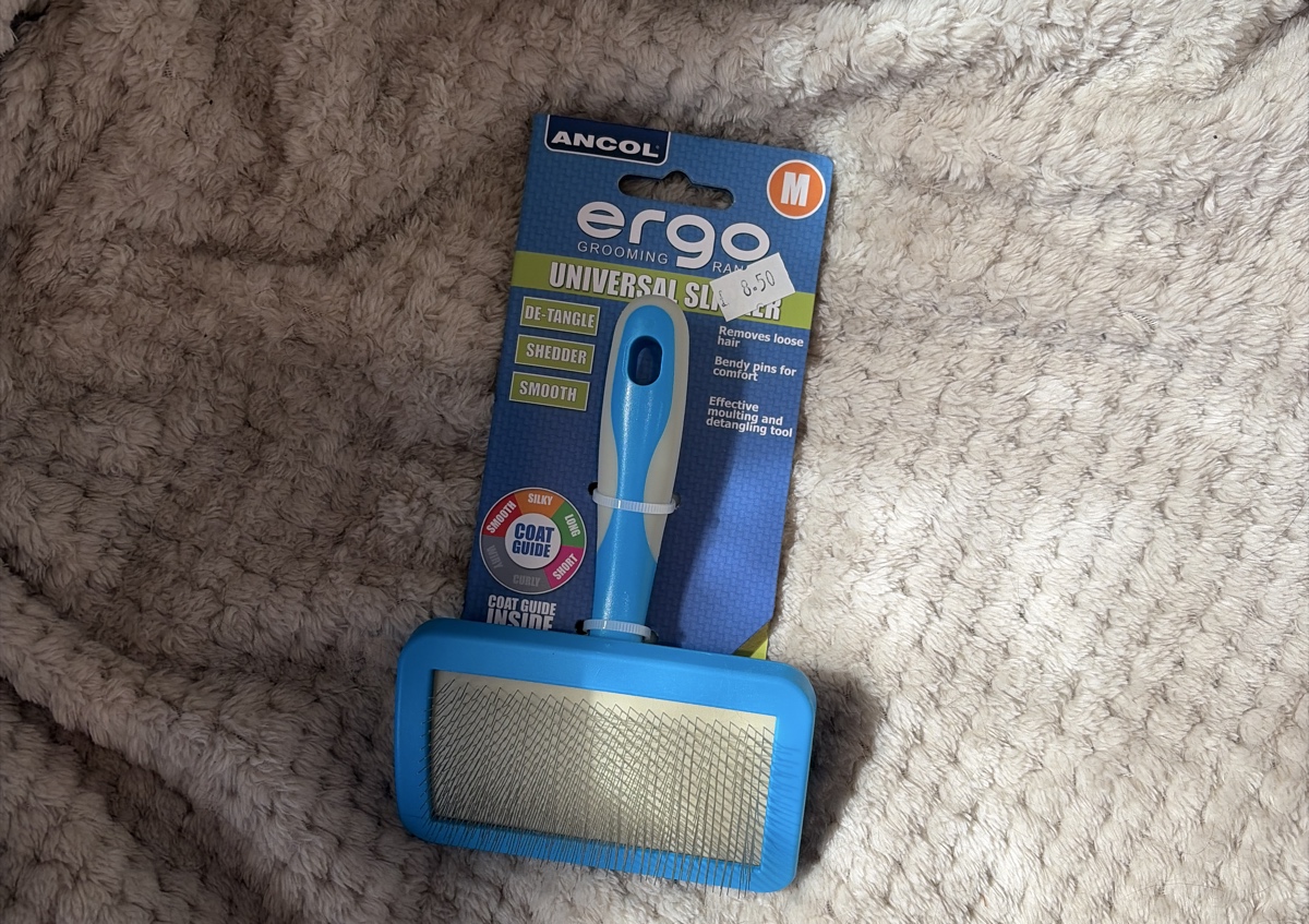 Ergo slicker brush
