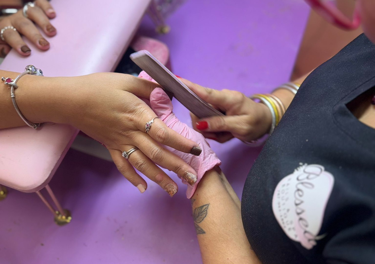 Retoque Acrilico uñas cortas 