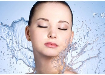 Drėkinanti veido procedūra