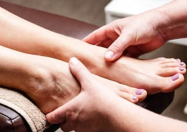 Deluxe Pedicure ( No Colour)