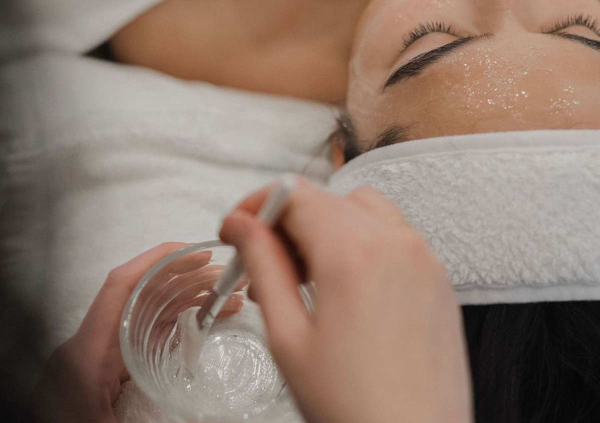 Curatare Peeling cavitational + Terapie Led