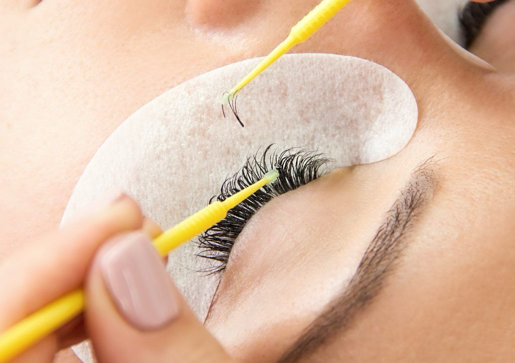 Îndepărtare extensii gene