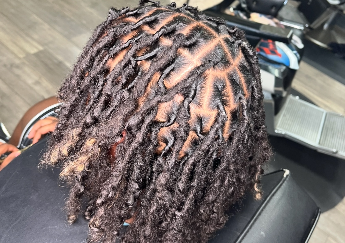 Loc retwist { Shoulder length}