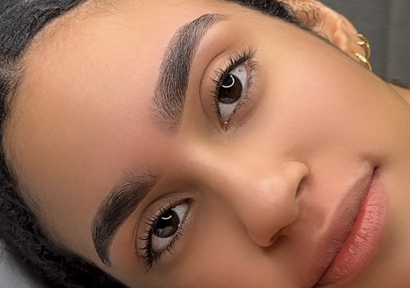 Epilación de cejas con hilo