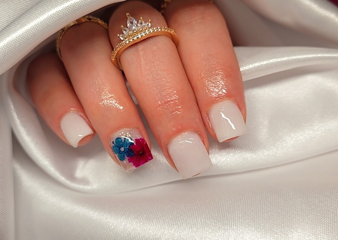 Manicura acrylic cortas