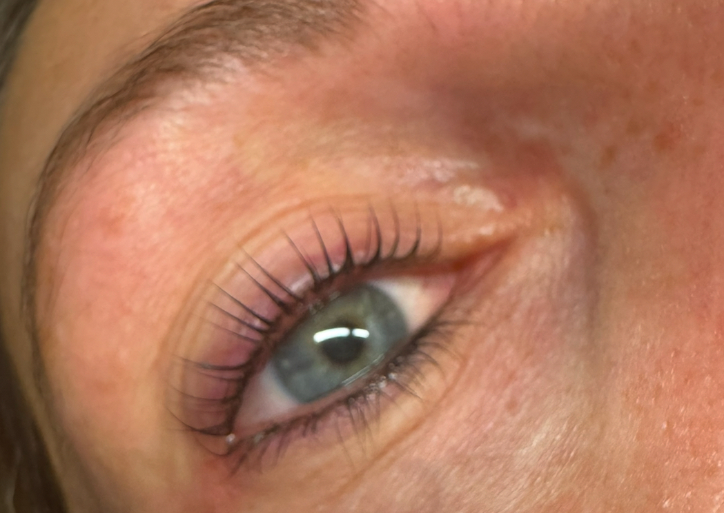 Lash lift + tint + arms & foot massage 