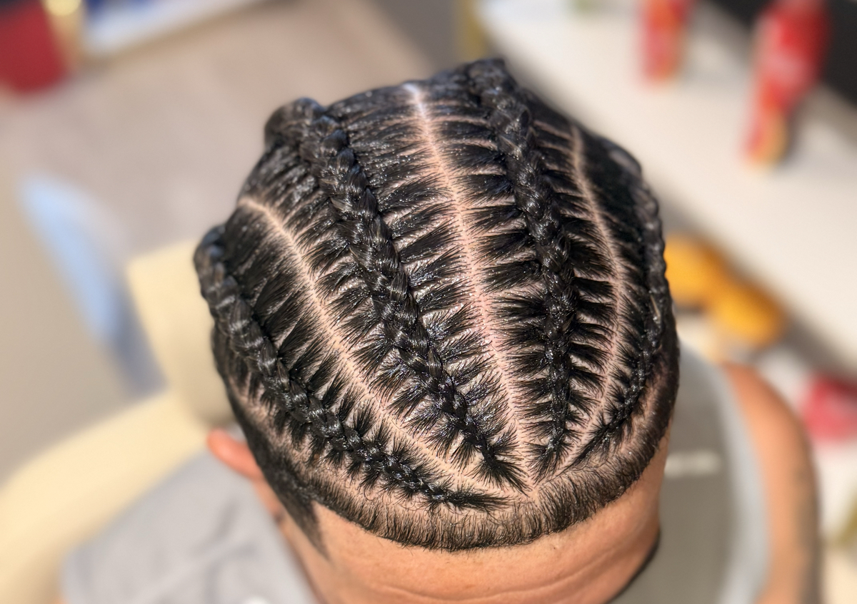 4 trenzas hacia atras en cabello natural 