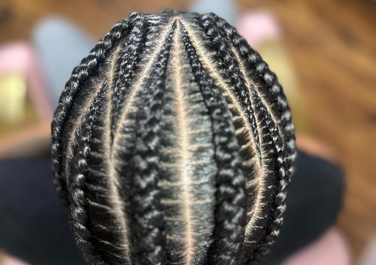 Seis trenzas hacia atrás, con tu propio cabello .. 