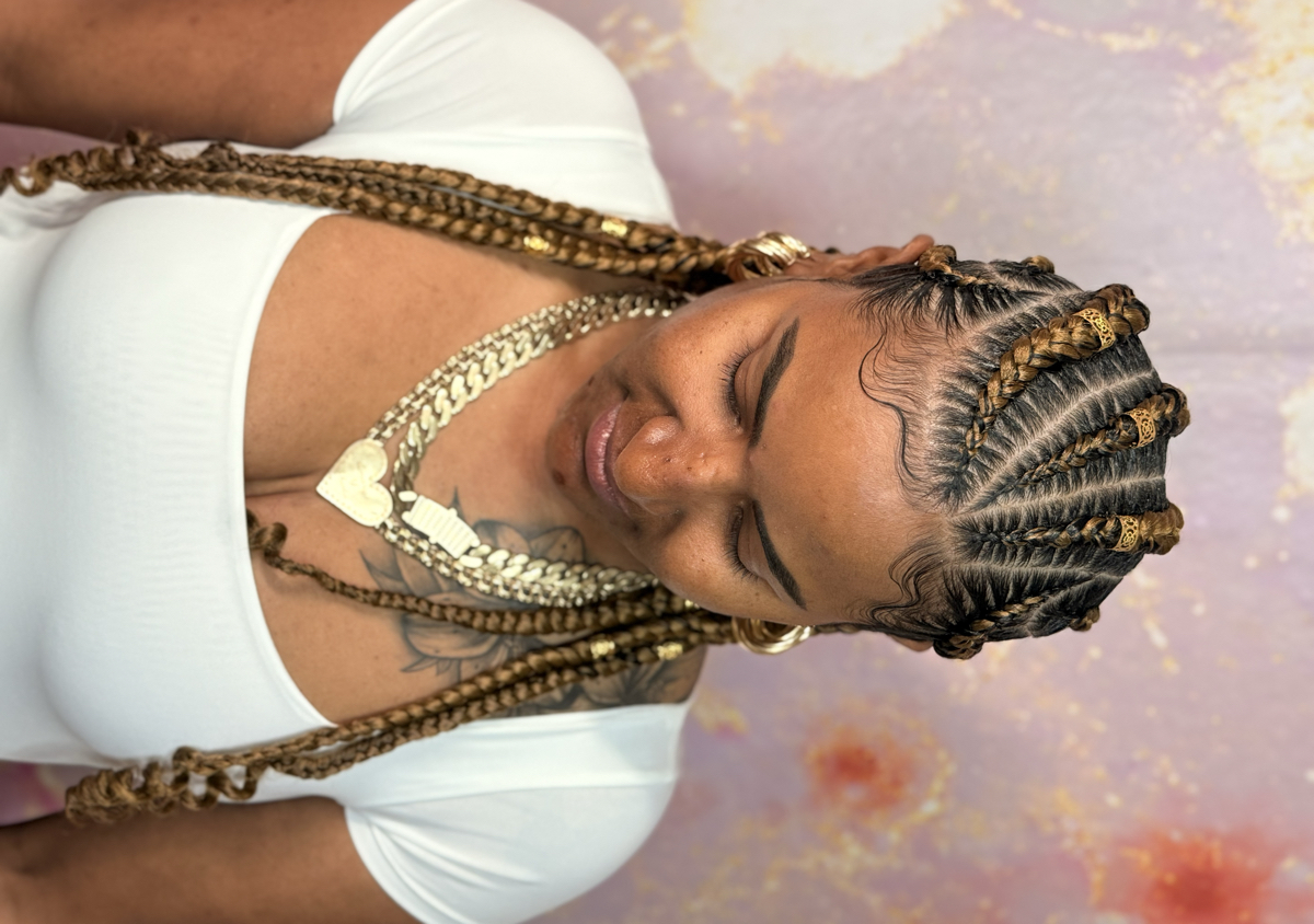 Seis trenzas hacia atrás con cabello añadido