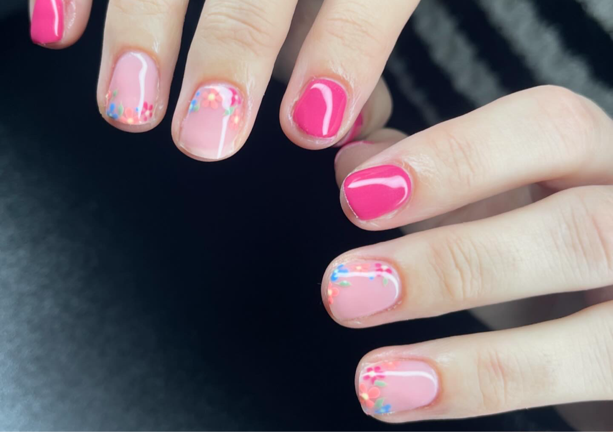 Gel polish on hands with design