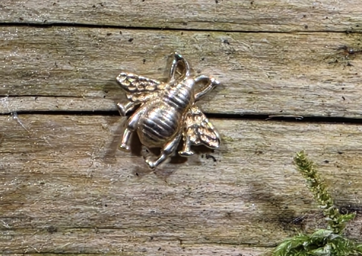 14ct yellow gold big booty bee