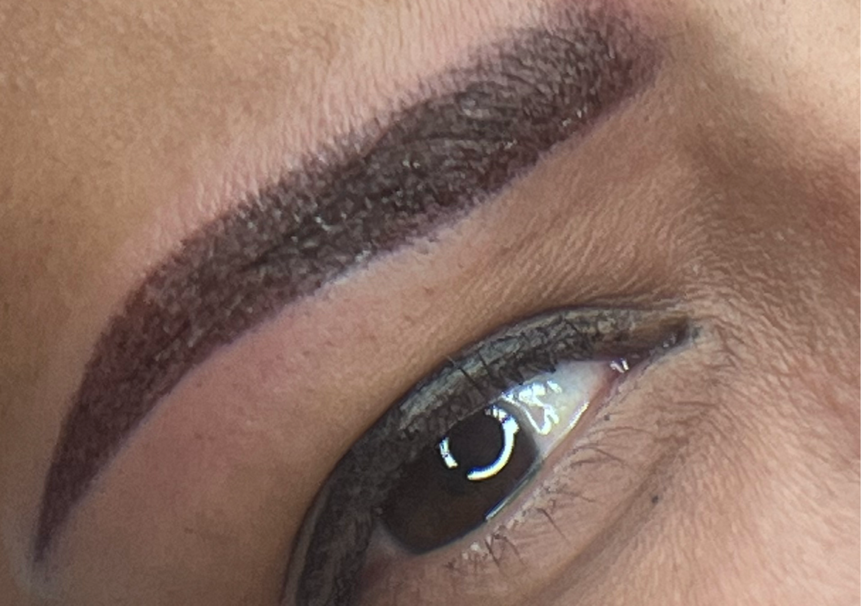 Sombreado de cejas semipermanente